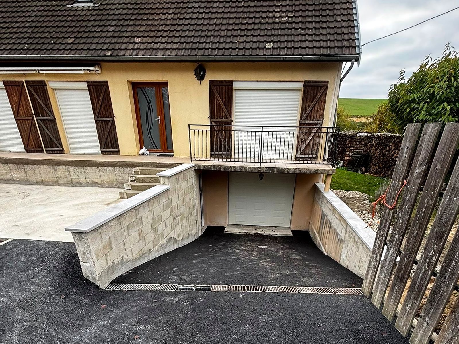 Après : cour et descente de garage en enrobé terminées