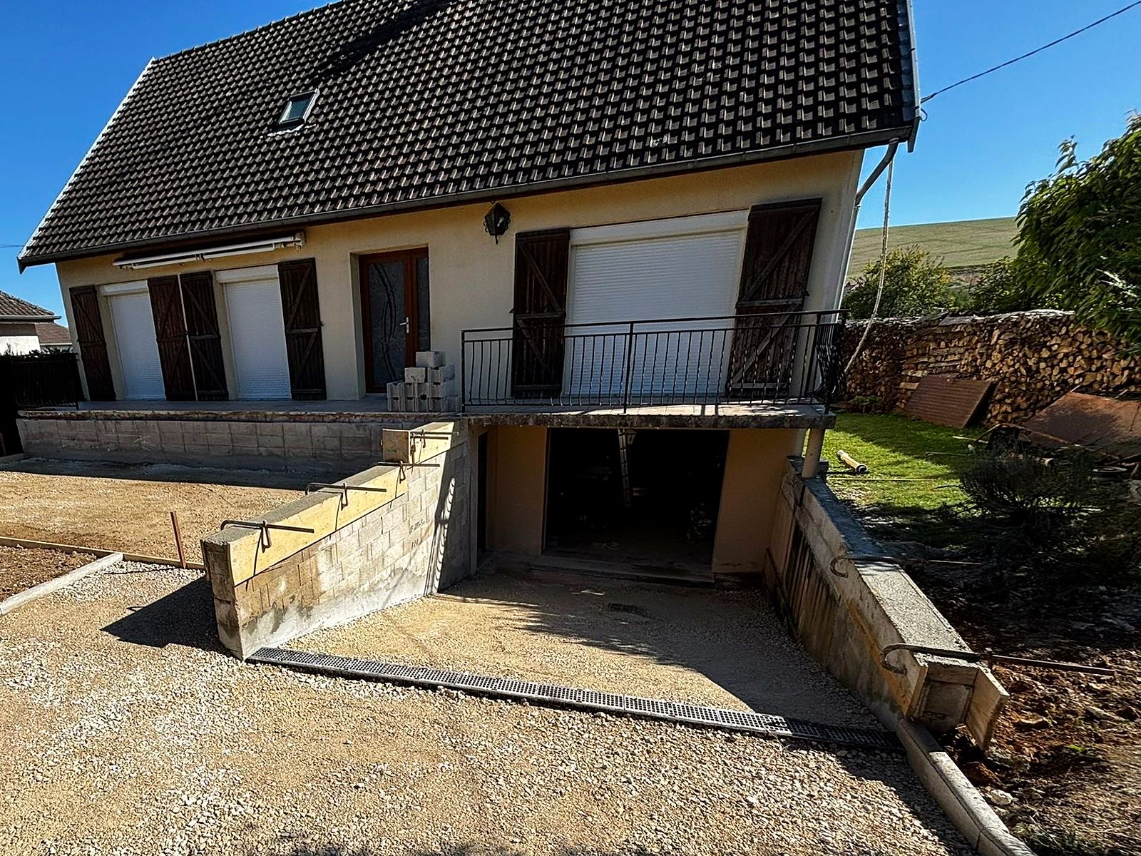 Avant : cour et descente de garage en grave compactée