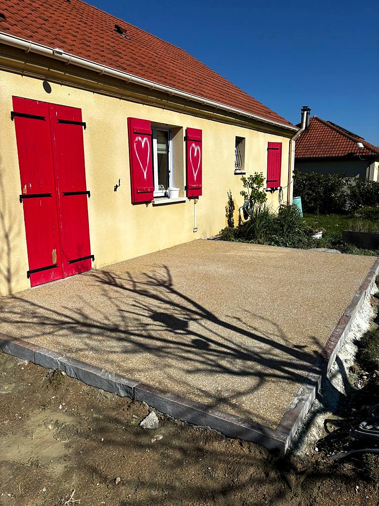 Terrasse en béton désactivé devant une maison