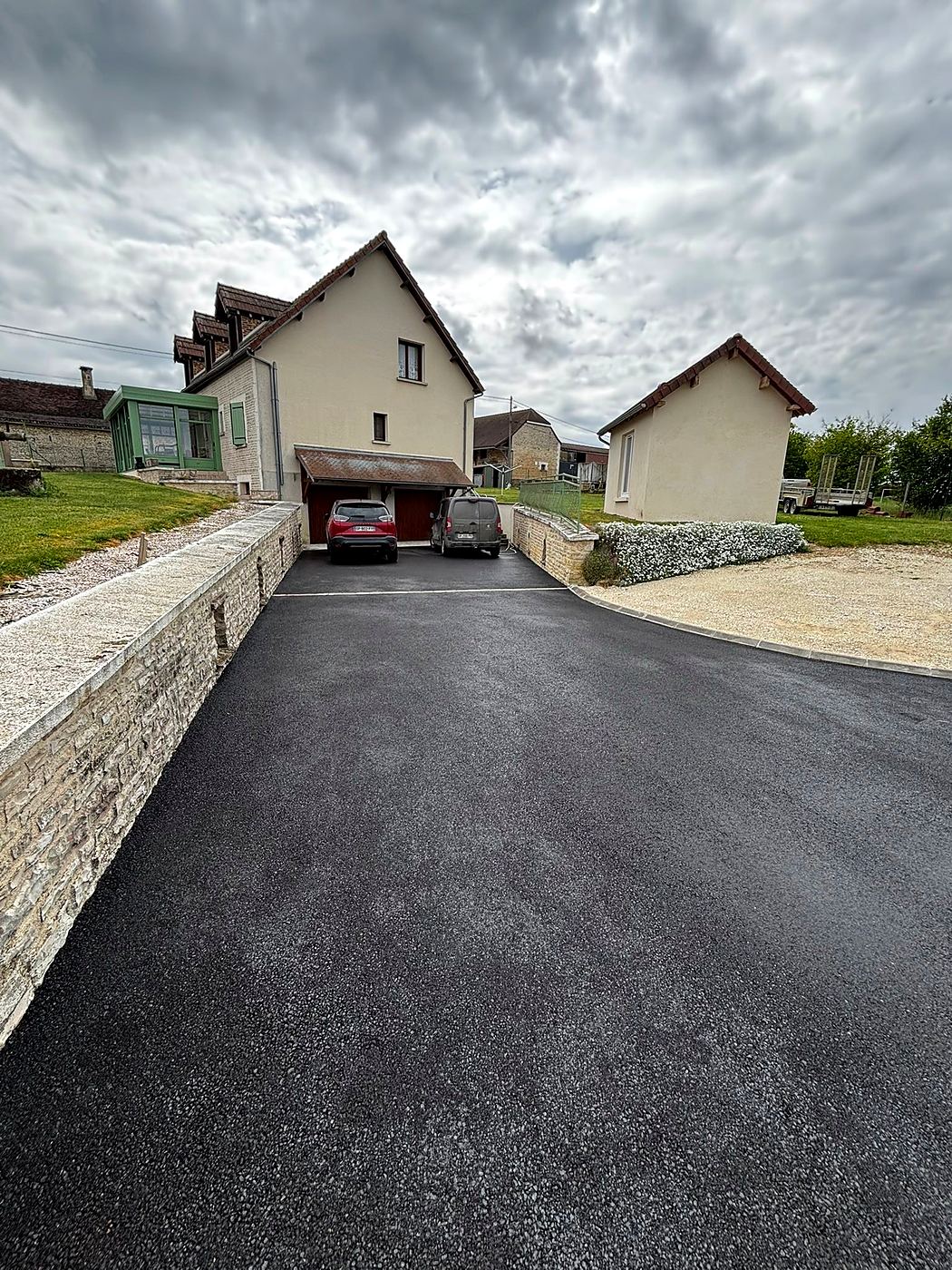Cour en enrobé avec bordure pavée