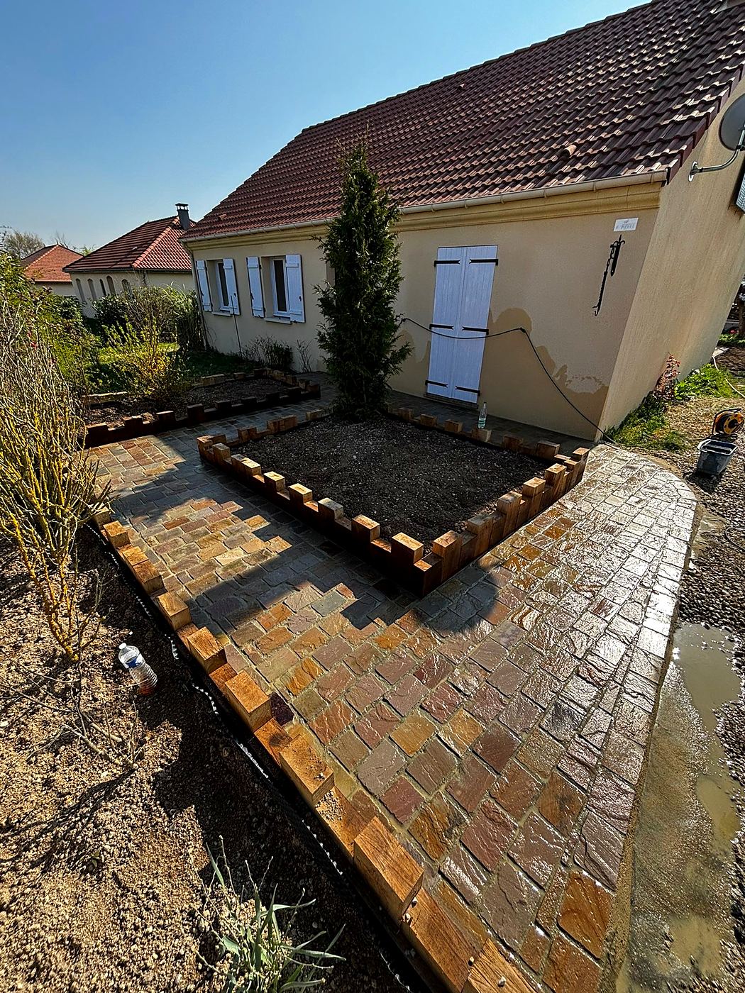 Allée en pavés kandla et massifs bordés de poutres en chêne