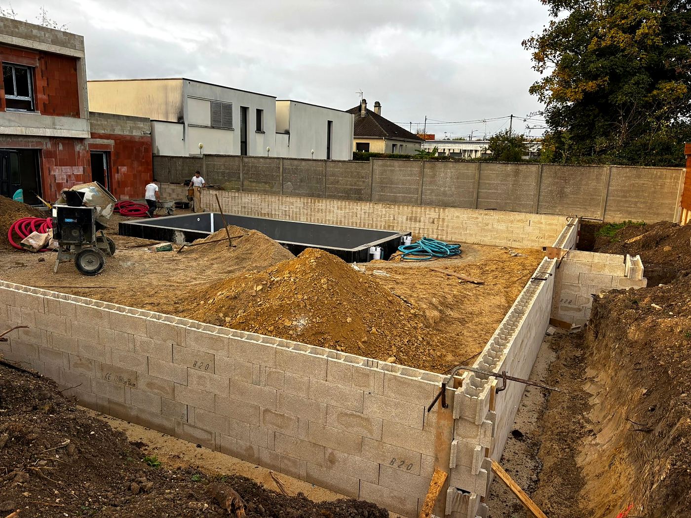 Mur de soutènement en blocs à bancher autour d'une piscine