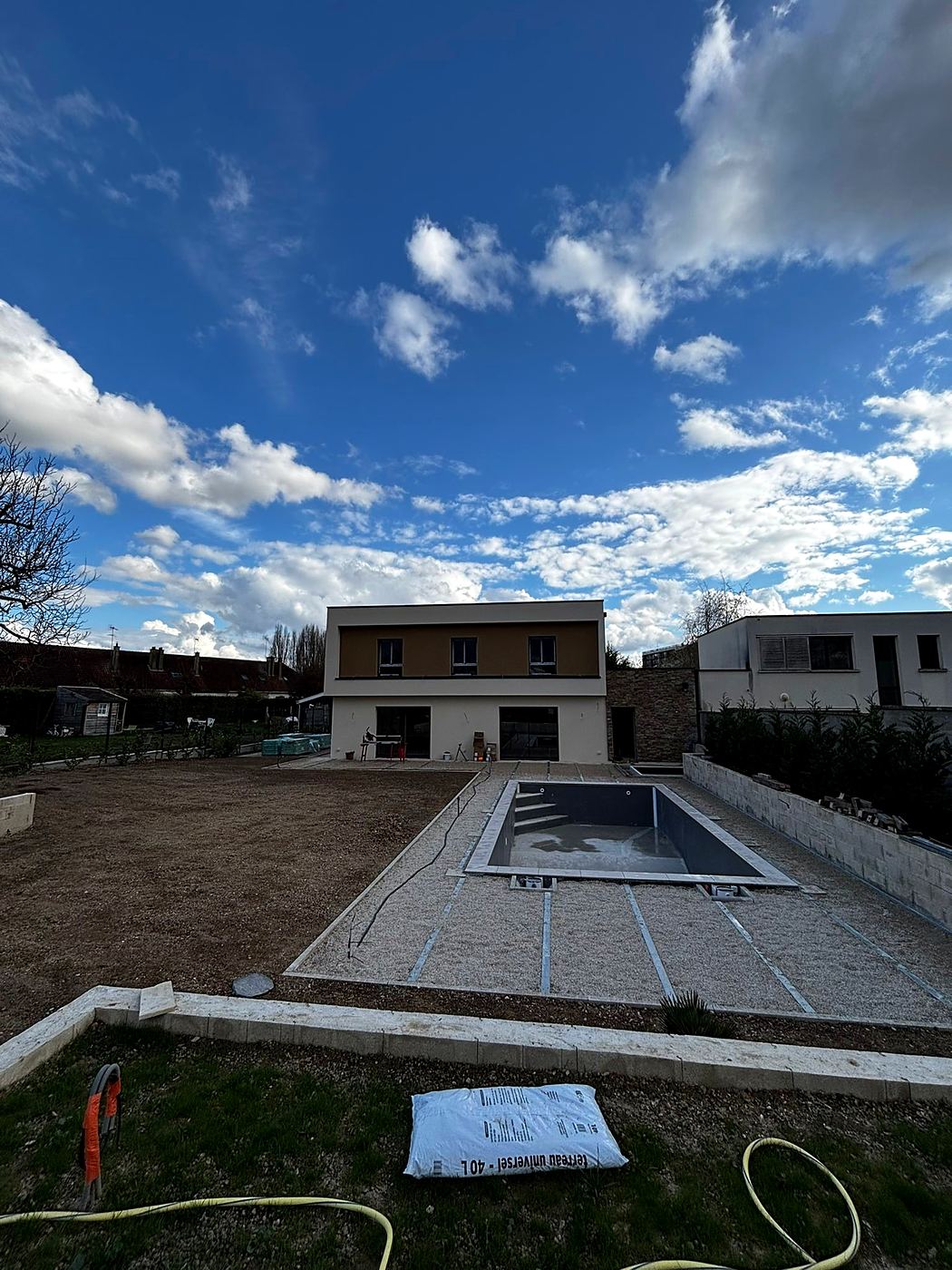 Piscine terminée après terrassement et murs de soutènement