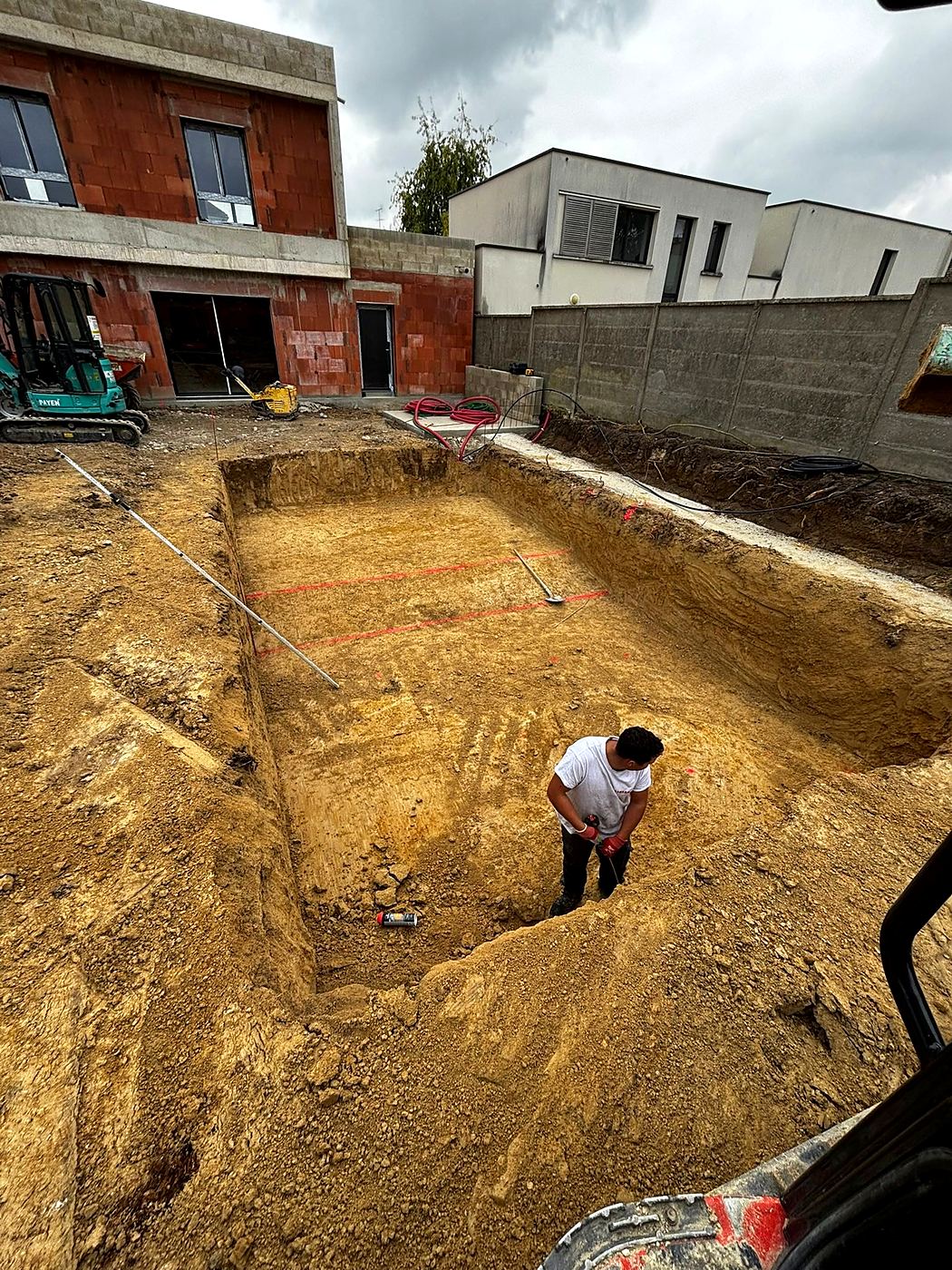 Terrassement d'une piscine à la pelle mécanique